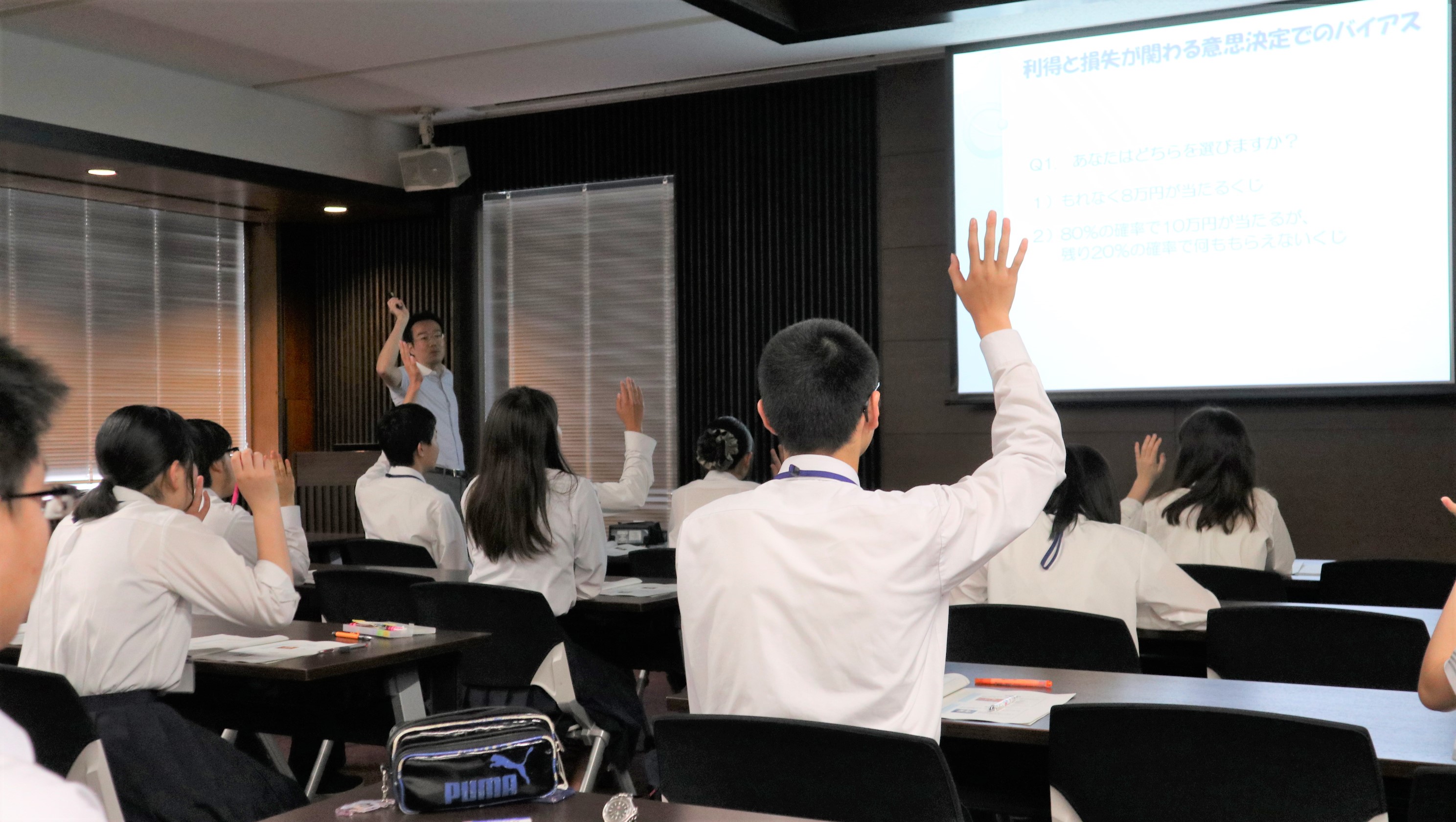 滋賀県立膳所高等学校の生徒さんがセンターを訪問し阿部修士特定准教授のレクチャーを受講しました
