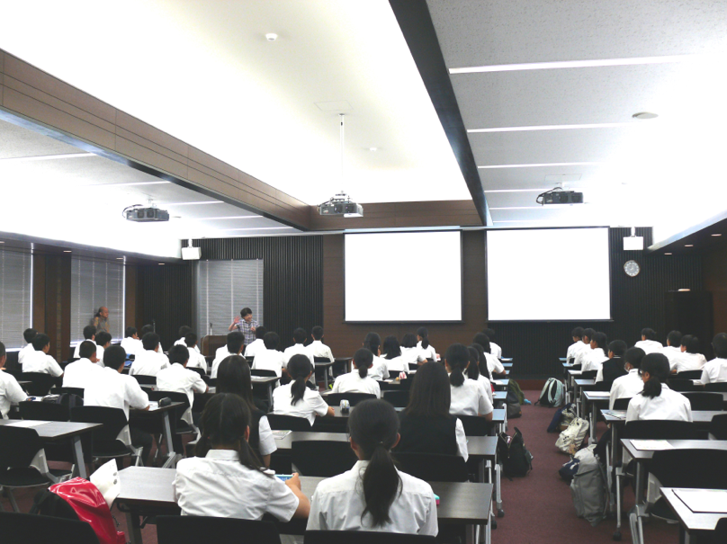 福岡県立明善高校の生徒さんがセンターを訪問し、吉岡教授、阿部准教授らのレクチャーを受講しました